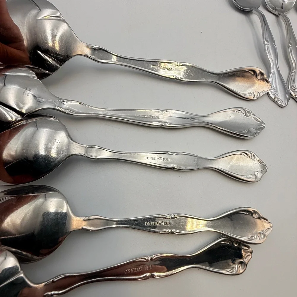 Oneida Andrina 18/8 Stainless Flatware 45 Piece Set Scroll Design Silverware